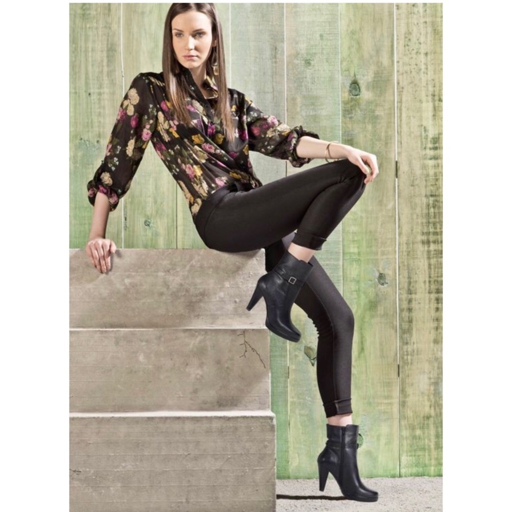 Chic black leather booties with heel🖤